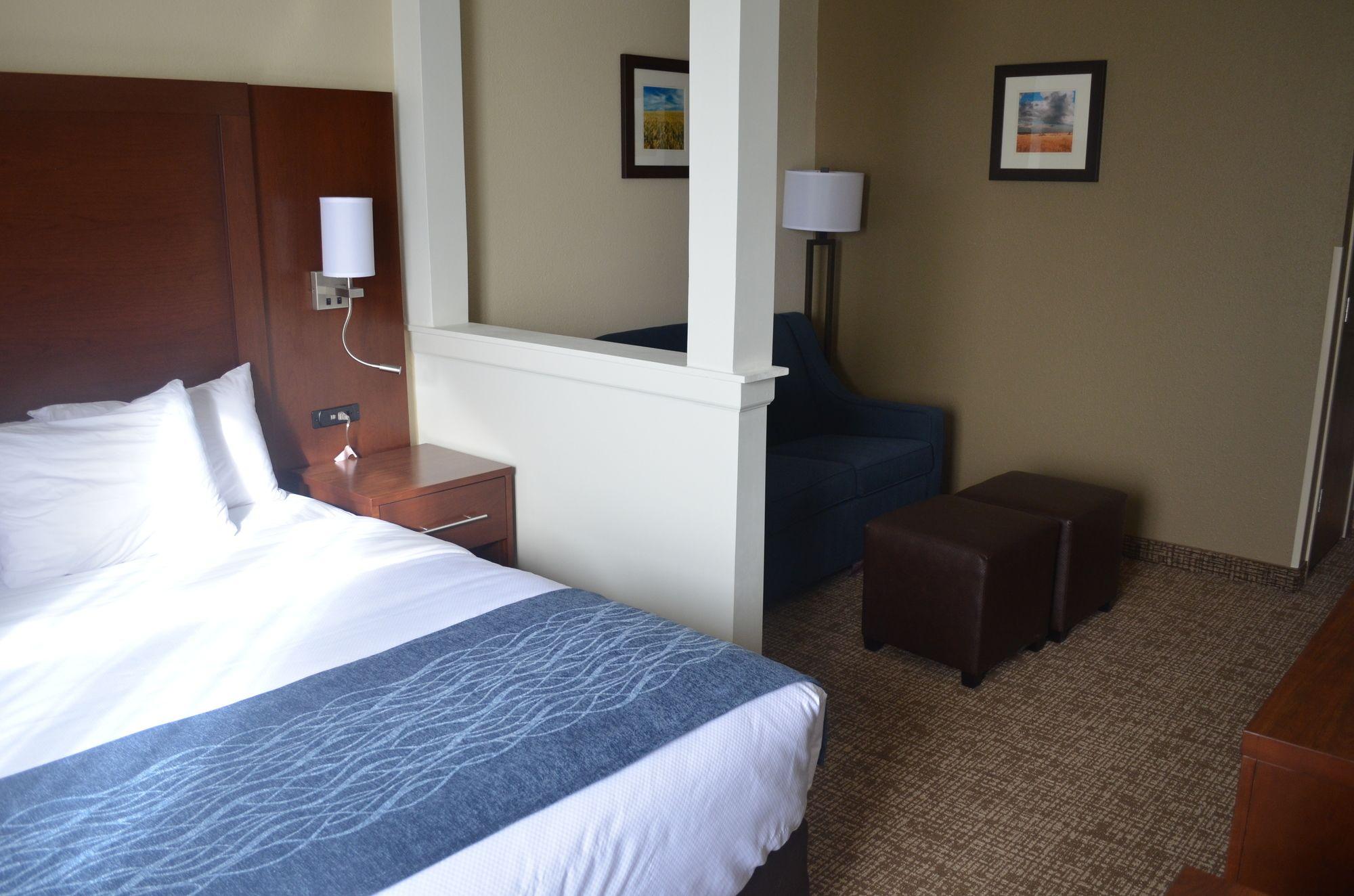 Comfort Inn & Suites Junction City - Near Fort Riley Екстер'єр фото